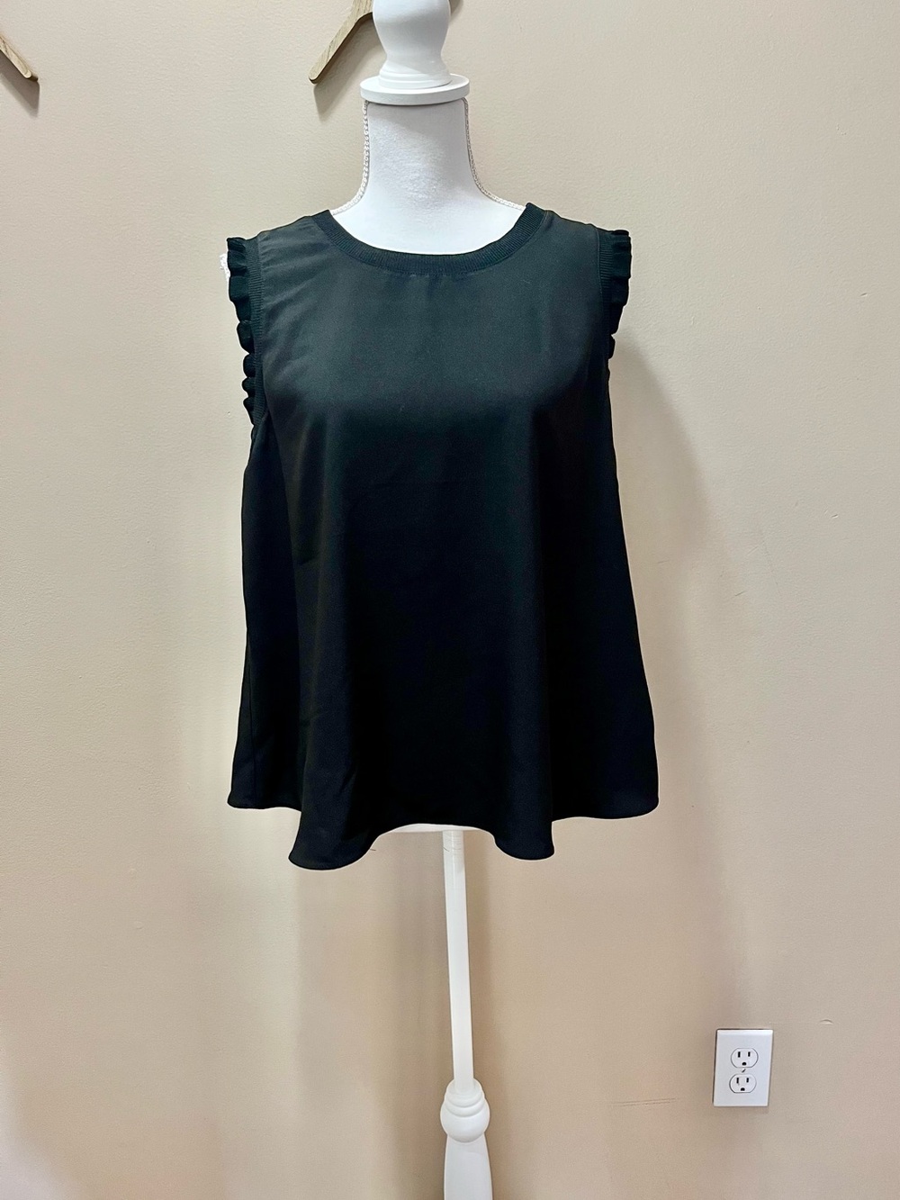 Maison d’Amelie Black Sleeveless Ruffle-Edge Top Size Large